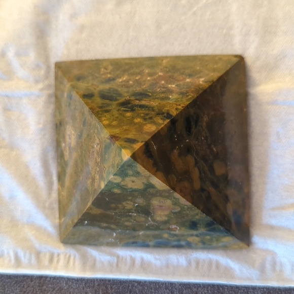 OJ pyramid crystal - Picture 1 of 4